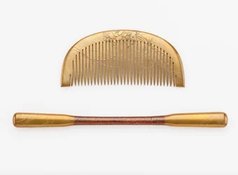 Kam och hårnål, sent 1800-tidigt 1900-tal (horn och trä med lack, guld och pärlemor)
