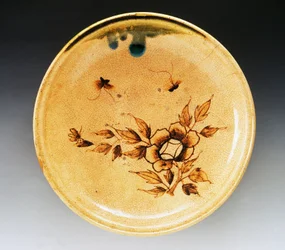 Dekorerad emaljbricka i stengods dekorerad med två fjärilar och pion, sent 1700-tal - början av 1800-talet, Seto-tillverkning, diameter 34 cm, japansk civilisation, Edo-period