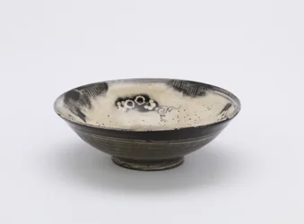 Individuell serveringsskål, Kyushu eller Kyoto, Edo-period, 1700-1800-tal (stengods med vit slip och koboltpigment under klar glasyr)