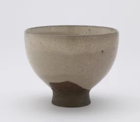 Inkyuzan teskål i Goki-form, med intryckt chiffer, Teskål (gokijawan), c.1804-25 (stengods med ris-skrov-aska glasyr)
