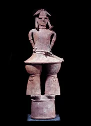 Japansk konst: haniwa (gravstatyett) av en stående krigare med hjälm, i terrakotta. Höjd: 1,12 m. Kofunperioden (350-550 e.Kr.). Paris, Musée Guimet, Nationalmuseet för asiatisk konst