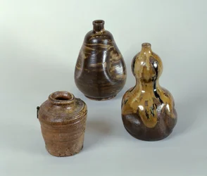 Burk, Sake-flaska och keramisk kalebass (porslin, keramik, brons och emalj)