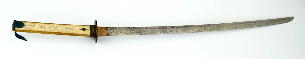 Katana eller svärd (stål, koppar, mässing, strålskinn, trä och tyg)