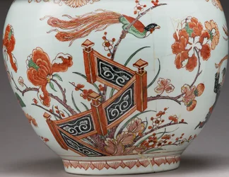 Stor flaskvas, dekorerad i Holland i Imari-stil, Ko-Imari, sent 1600-tal (lergods med emalj överglasyr) (detalj av 117741)