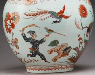 Stor flaskvas, dekorerad i Holland i Imari-stil, Ko-Imari, sent 1600-tal (lergods med emalj överglasyr) (detalj av 117741)