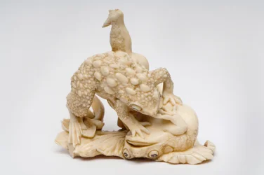 Okimono av två paddor på ett lotusblad, ca 1550-1600