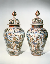 Ett par Imari balustervaser och överdrag (keramik)