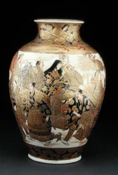 Satsuma vas med figurer i procession, sent 1800-tal (lergods målad i emalj)