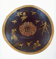 Sköld föreställande vapenlager av Constantijn Ranst, för Holländska Ostindiska kompaniet, tillverkad i Bengal och lackerad i Japan, ca 1668 (lackerat läder)