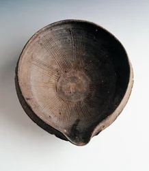 Köksskål i stengods för malning och blandning av mat (Suribachi), tillverkad i Bizen, höjd 11,5 cm och diameter 33,5 cm, japansk civilisation, Momoyama-perioden