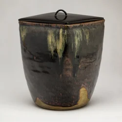 Takatori-Ware vattenburk (Mizusashi) (glaserat stengods med lacklock)