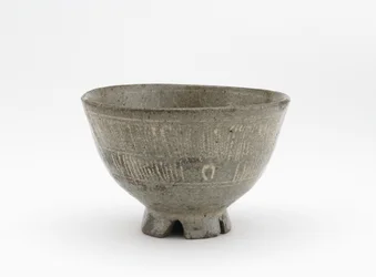 Teskål i mishima-stil, Saga-prefekturen, Edo-perioden, tidigt 1600-tal (stengods med imponerade och inskurna mönster inlagda med vit slip)