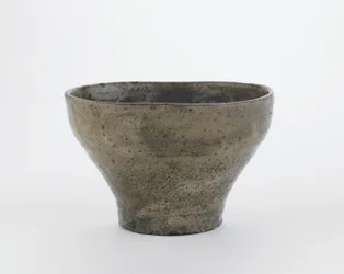 Teskål i form av en kinesisk flöjt, Hagi, Yamaguchi prefektur, Edo-period (stengods med vit slip under trä-aska glasyr)