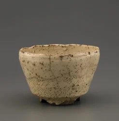 Teskål med skårad fot, Yamaguchi-prefekturen, Edo-period (stengods med vit slip under trä-aska glasyr)