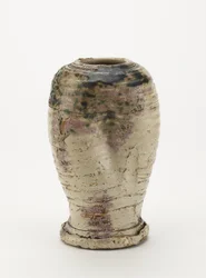 Vas i Oribe-stil, troligen Seto ware 1800-80 (stengods med fältspatisk glasyr och koppargrön glasyr (delvis felbränd till röd))