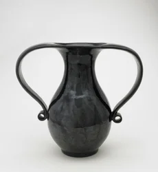 Vas i mimikuchi-form, Seto, Kyoto-fu eller Aichi Prefecture, Edo-period eller Meiji-eran (stengods med järnglasyr)