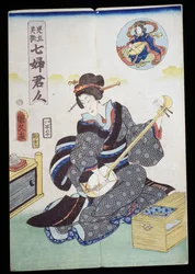 Kvinna som spelar shamisen