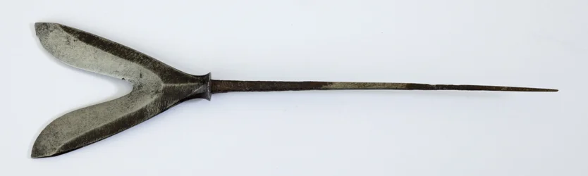 Yanone (pilspets) av Karimata (gaffelformad "vildgås") typ (stål)