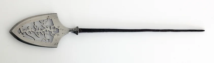 Yanone (pilspets) av platt typ (hirane), med genomborrad design av tecken som betecknar berg, sten och vatten (stål)
