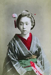 Ung flicka i en kimono, ca 1860-70 (handfärgat foto)