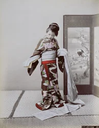 Ung japansk flicka som klär på sig, sent 1800-tal