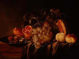 Stilleben av melon, vindruvor, granatäpple, valnötter på en tennplatta och persikor