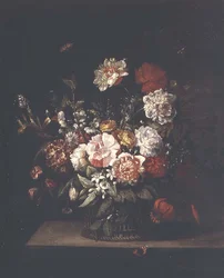 Blandade blommor i en flätad korg med malar, trollslända och röd amiral på en avsats