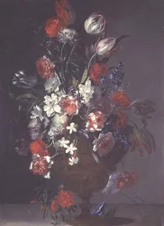 Tulpaner, rosor och andra blommor i en vas på en avsats