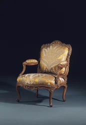 En av ett par Louis XV fauteuils a la Reine (trä & textil)
