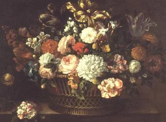 Pioner, tulpaner, narcisser och andra blommor i en korg