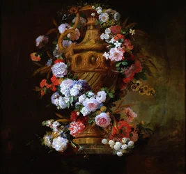 Vas omgiven av en krans av blommor