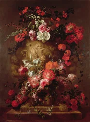 Blommor runt en enorm urna