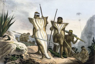 Brasilienindianer som bär djurskinn