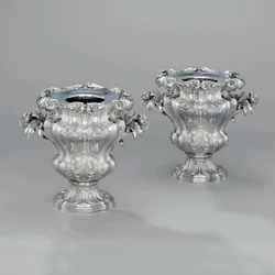 Ett par urnformade vinkylare med bladrullar och bullrushhandtag, ca 1880 (silver)