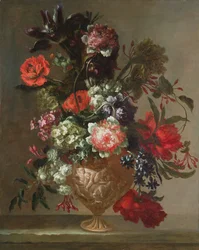 Stilleben av blommor i en skulpterad vas