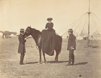 [Lady Canning på sin svarta arab och lord Clyde, överbefälhavare], 1858-61.