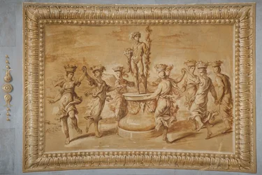 Fuskförgylld relief, med Bacchus placerad på en rund piedestal dekorerad med festonger och bucrania och omgiven av dansande canephorer