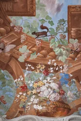 Vinskott, druvor, blommor och en ekorre, detalj