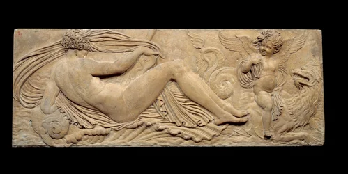 Nymf och liten ande rider på en marinhäst; Nymf och Triton omgiven av två små andar. Låg lättnad. Stenskulptur av Jean Goujon (1510-1567)