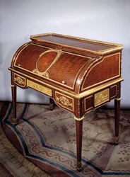 Möbler Ludvig XVI: kontor en cylinder av Frankrikes drottning Marie Antoinette (Marie-Antoinette) (1755-1793) gjord i amarant, rosenträ, brons och ek av Jean Henri Riesener (1734-1806) 1784 Dim. 1,05 x1,13 x 0,64 m. Paris Louvren
