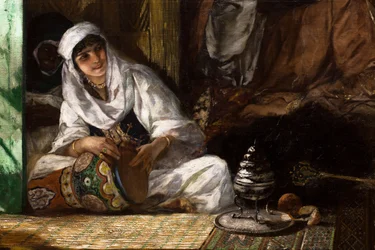 Interiör från ett harem i Marocko, detalj: kvinna som spelar derbouka