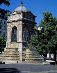 Arkitektur: utsikt över de oskyldigas fontän. Designad av arkitekterna Jean Goujon, Augustin Pajou och Pierre Lescot. 1546-1549. Place Joachim du Bellay, Paris.