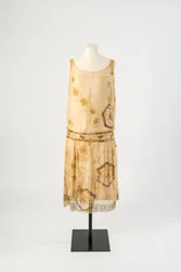 Aftonklänning i gul sidenchiffong broderad med gult flosssilke, paljetter, pärlor och gula briljanter, ca 1926 (sidenchiffong)