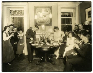 Alice Foote MacDougal underhåller en grupp sjömän i sin lilla lägenhet i Old War, Greenwich Village, New York, USA, ca 1917-18 (foto av gelatinsilver)