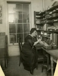 Beals i hennes studio, ca 1912-18 (foto av gelatinsilver)