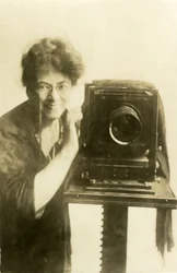 Beals självporträtt, ca 1918-20 (foto av gelatinsilver)