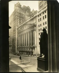 Broad St från Treasury Building, New York, USA, ca 1905-40 (gelatinsilverfoto)