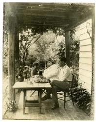 Par sittande i trädgården, ca 1905-40 (foto av gelatinsilver)