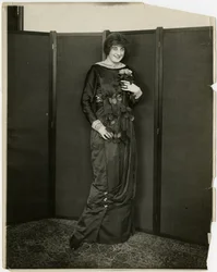 Klänning, draperad, gimbels, ca 1905-18 (gelatinsilverfoto)