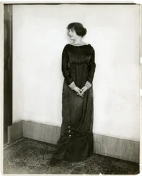 Klänning, draperad, gimbels, ca 1905-18 (gelatinsilverfoto)